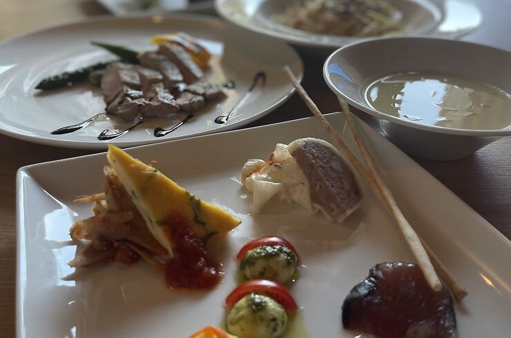 【Dinner Bコース】前菜盛合せ、メイン、ドルチェ、自家製フォカッチャなど全7品 5940円(税込)